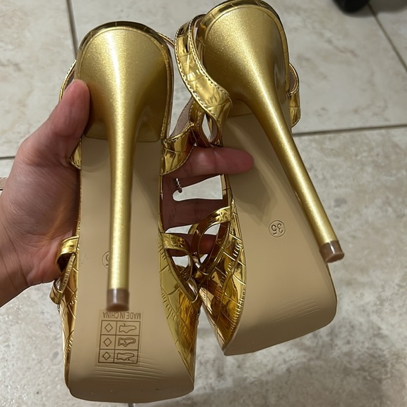 Gold heels - Picture 3 of 3